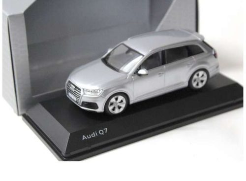 1:43 2015 Audi Q7 SUV, ezüst metallic