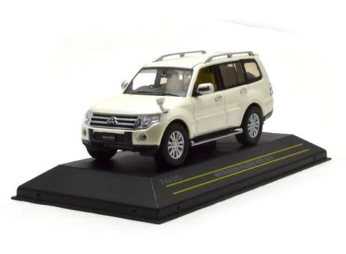 1:43 2010 Mitsubishi Pajero 4wd, pearl fehér