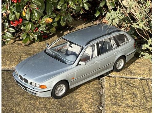 1:18 1998 BMW 5-series Touring E39, artic ezüst