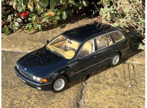 1:18 1998 BMW 5-series Touring E39, oxfort zöld