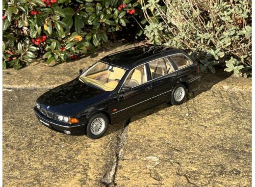 1:18 1998 BMW 5-series Touring E39, space fekete