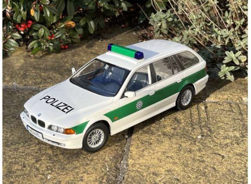 1:18 1998 BMW 5-series Touring E39 *Polizei*, alpine fehér/ zöld