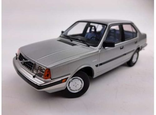 1:18 1987 Volvo 360, ezüst-szürke metallic with kék interior