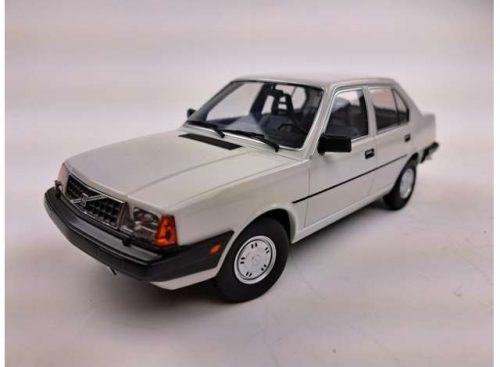 1:18 1987 Volvo 340, fehér with szürke interior