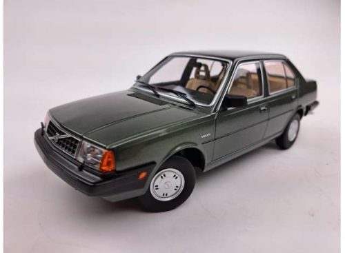 1:18 1987 Volvo 340, zöld metallic with beige interior