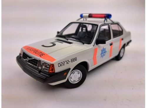 1:18 1987 Volvo 340 Dutch Police, fehér/narancs/kék