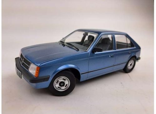 1:18 1984 Opel Kadett D 5-door, kék metallic with kék-szürke interior