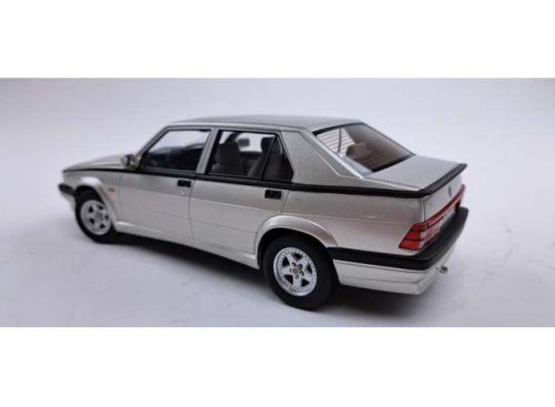 1:18 Alfa Romeo 75 ezüst Metallic