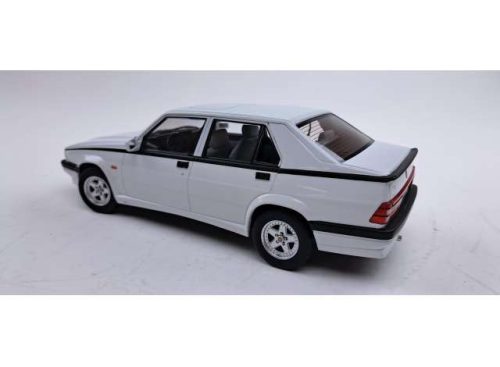 1:18 Alfa Romeo 75 fehér