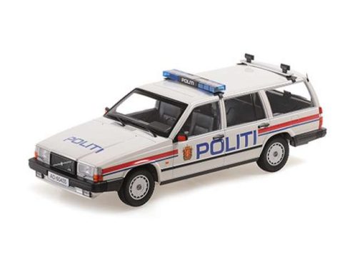 1:18 1986 Volvo 740 GL *Politi Norway*, fehér/piros/kék