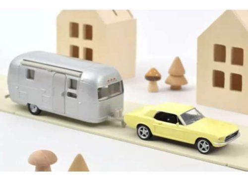 1:43 1968 Ford Mustang light sárga and airstream caravan Jet-car